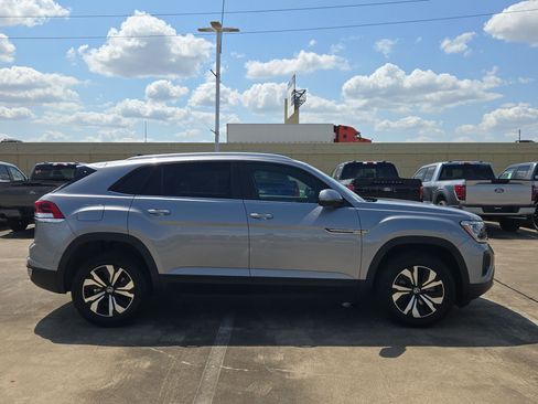 Used 2024 Volkswagen Atlas Cross Sport SE FWD image 2