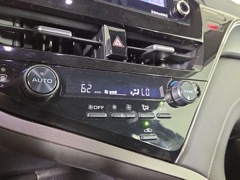 Used 2023 Toyota Camry SE w/ Cold Weather Package FWD image 19