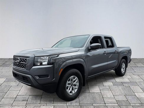 Used 2024 Nissan Frontier SV image 3