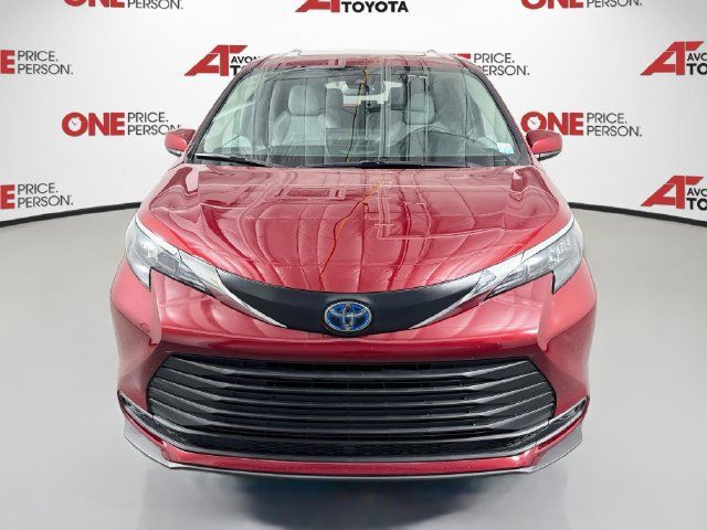 Used 2025 Toyota Sienna LE w/ LE Plus Package FWD image 3