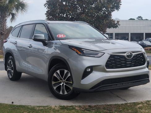 Certified 2024 Toyota Highlander XLE image 2
