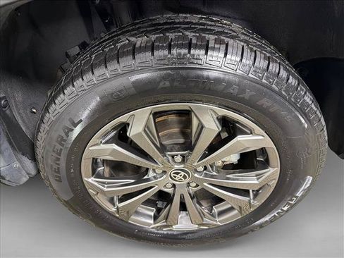 Used 2022 Toyota RAV4 XLE Premium AWD/4WD image 21