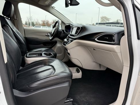 Used 2020 Chrysler Pacifica Touring-L image 30
