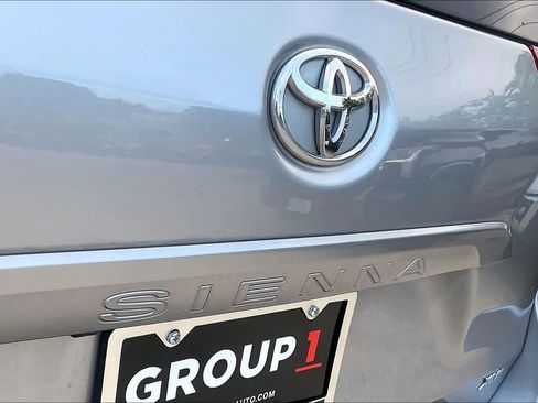 Used 2018 Toyota Sienna XLE Premium FWD image 28