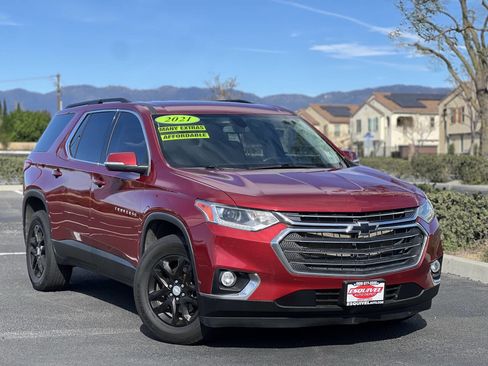Used 2021 Chevrolet Traverse LT image 1