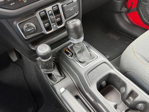 Used 2025 Jeep Wrangler Unlimited Sahara AWD/4WD image 41