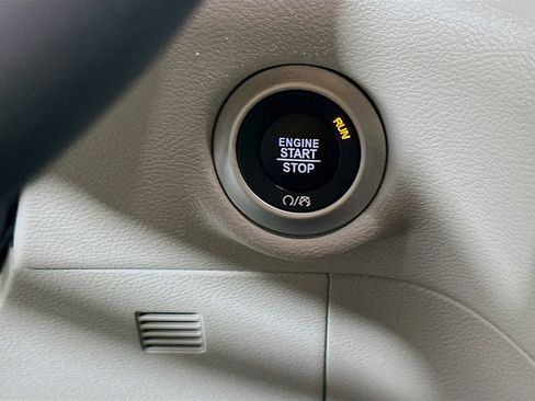 Certified 2024 Chrysler Pacifica Touring-L image 22