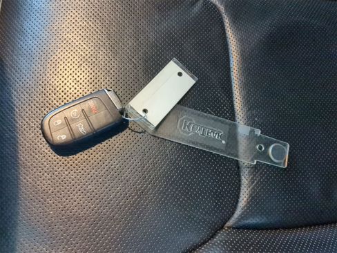 Used 2017 Chrysler 300 C w/ Safetytec Plus Group image 33