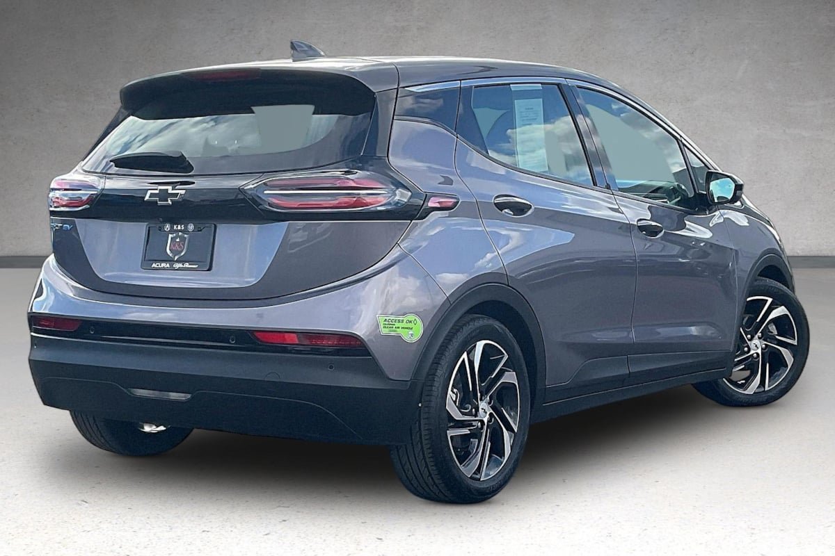 Used 2023 Chevrolet Bolt LT w/ Infotainment Package FWD image 33