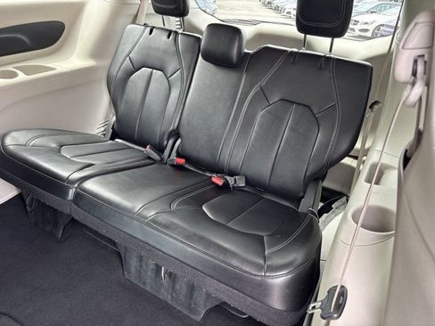 Used 2024 Chrysler Pacifica Touring-L FWD image 17