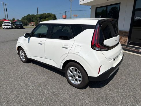 Used 2025 Kia Soul LX w/ LX Technology Package FWD image 6