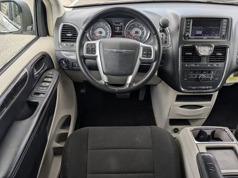 Used 2012 Chrysler Town & Country Touring FWD image 19