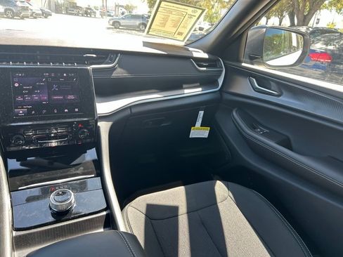 Used 2024 Jeep Grand Cherokee L Laredo w/ Luxury Tech Group I image 11