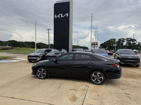 Used 2023 Hyundai Elantra SEL w/ Convenience Package FWD image 27