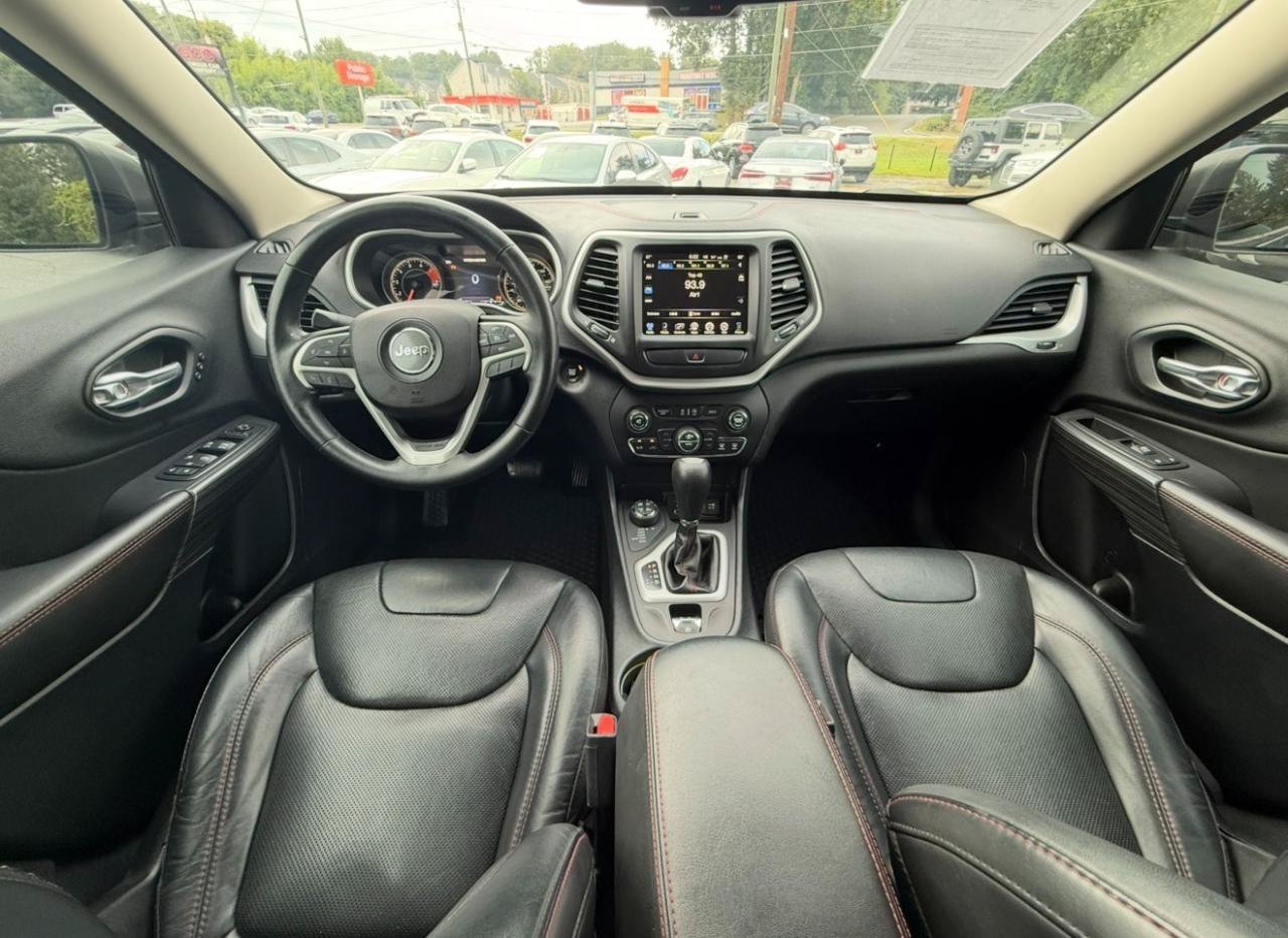 Used 2016 Jeep Cherokee Trailhawk w/ Comfort/Convenience Group AWD/4WD image 2