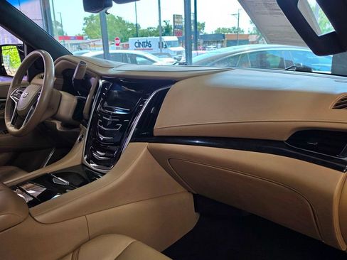 Used 2019 Cadillac Escalade ESV Platinum AWD/4WD image 29