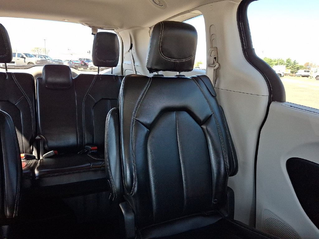 Used 2024 Chrysler Pacifica Touring-L FWD image 21