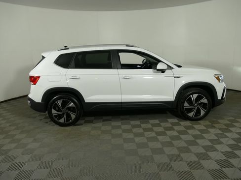 Used 2024 Volkswagen Taos SE AWD/4WD image 2