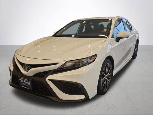 Used 2022 Toyota Camry SE image 2