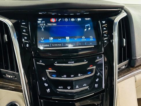 Used 2018 Cadillac Escalade ESV Premium Luxury image 12