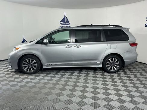 Used 2020 Toyota Sienna XLE Premium image 4