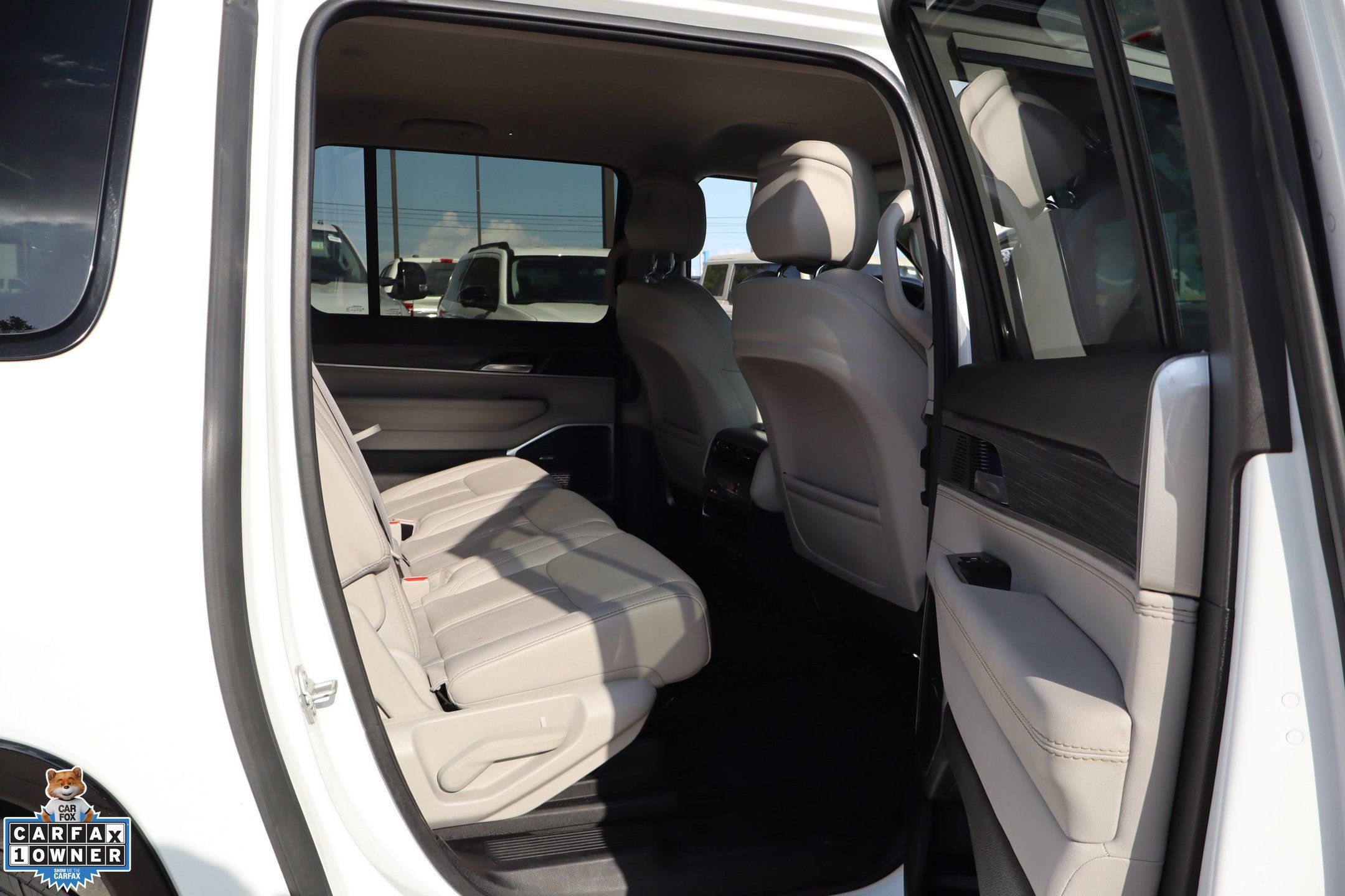 Used 2024 Jeep Wagoneer L Series II w/ Flexible Seating Group RWD image 30