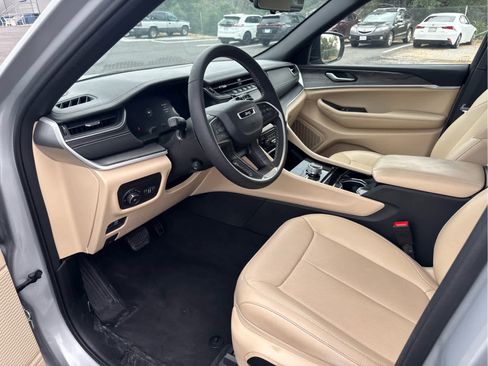 Used 2023 Jeep Grand Cherokee Limited w/ Luxury Tech Group II image 11