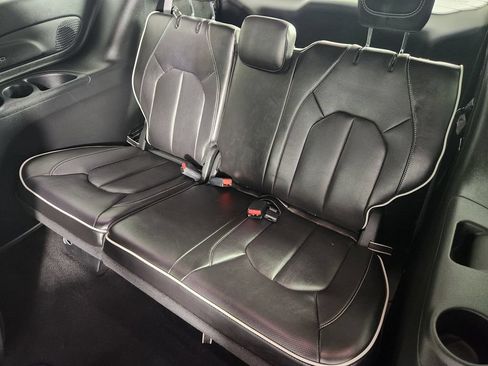 Used 2025 Chrysler Pacifica Limited AWD/4WD image 18