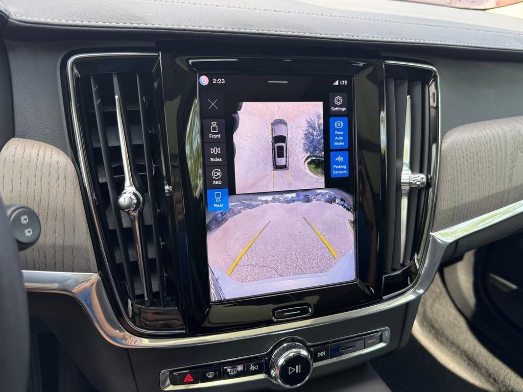 Certified 2025 Volvo V90 B6 Cross Country Ultra AWD/4WD image 18