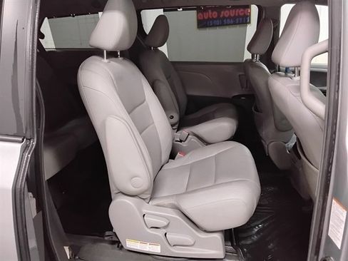 Used 2016 Toyota Sienna XLE image 16