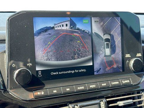 Used 2024 Nissan Pathfinder SL FWD image 23