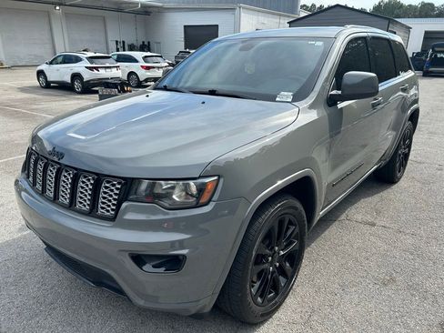 Used 2020 Jeep Grand Cherokee Altitude RWD image 3