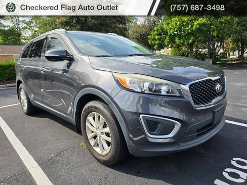 Used 2017 Kia Sorento FWD image 3