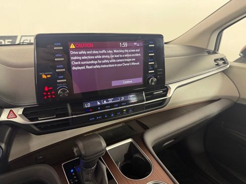 Used 2021 Toyota Sienna LE w/ LE Plus Package FWD image 26