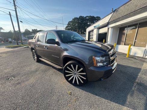 Used 2010 Chevrolet Avalanche LS w/ Interior Plus Package AWD/4WD image 2