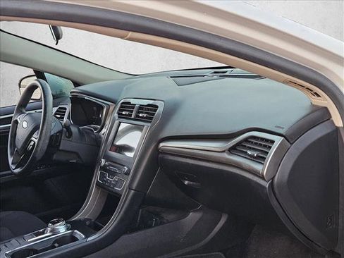 Used 2017 Ford Fusion SE w/ Fusion SE Technology Package image 22