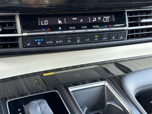 Used 2023 Toyota Sienna Platinum image 34