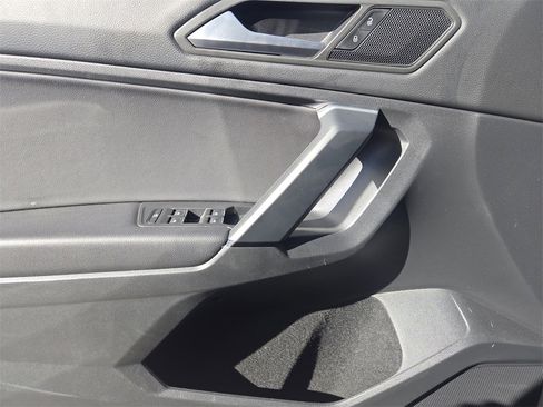 Used 2019 Volkswagen Tiguan SE image 24