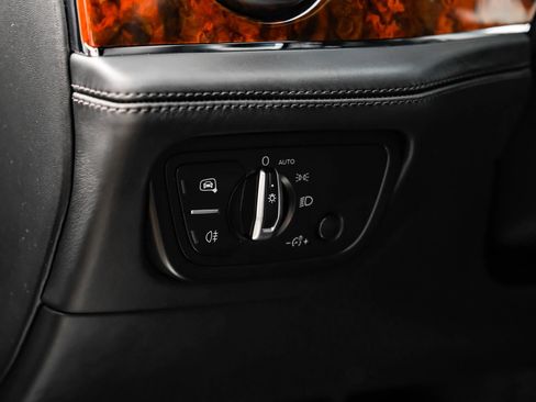 Used 2019 Bentley Bentayga AWD/4WD image 18
