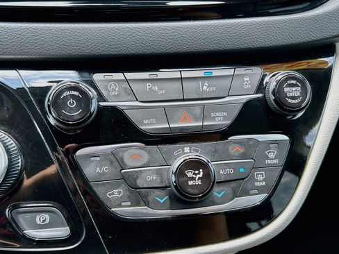 Used 2024 Chrysler Pacifica Touring-L FWD image 34