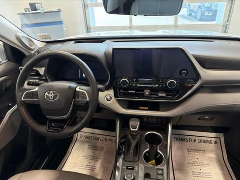 Used 2024 Toyota Highlander Platinum AWD/4WD image 40