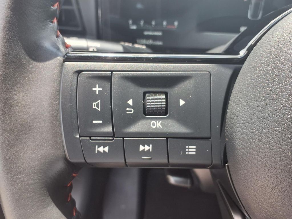 Used 2025 Nissan Kicks SR FWD image 7