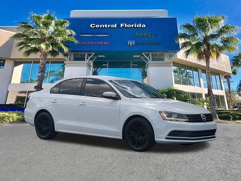 Used 2017 Volkswagen Jetta SE FWD image 2