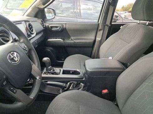 Used 2019 Toyota Tacoma TRD Sport image 4