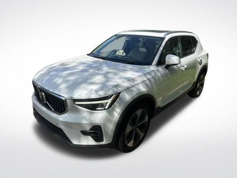 Used 2023 Volvo XC40 B4 Plus w/ Climate Package FWD image 3