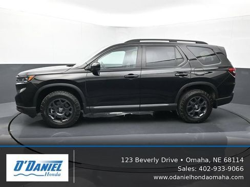 Used 2025 Honda Pilot TrailSport image 2
