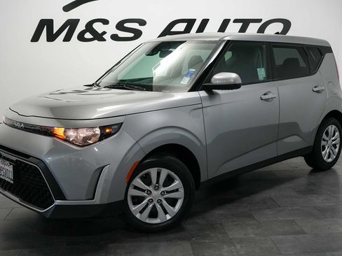 Used 2025 Kia Soul LX FWD image 2