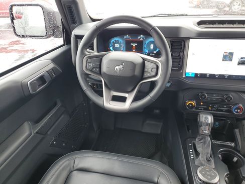 Used 2025 Ford Bronco Badlands image 9