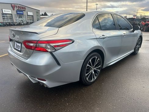 Used 2018 Toyota Camry SE image 3