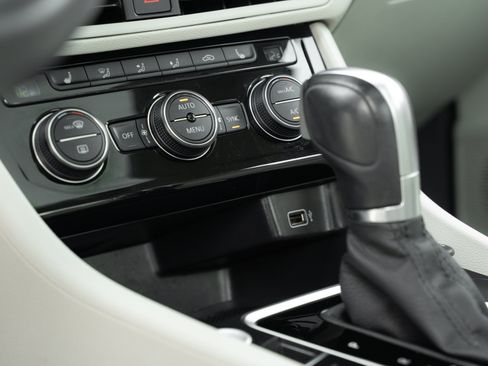 Used 2019 Volkswagen Jetta SEL FWD image 14